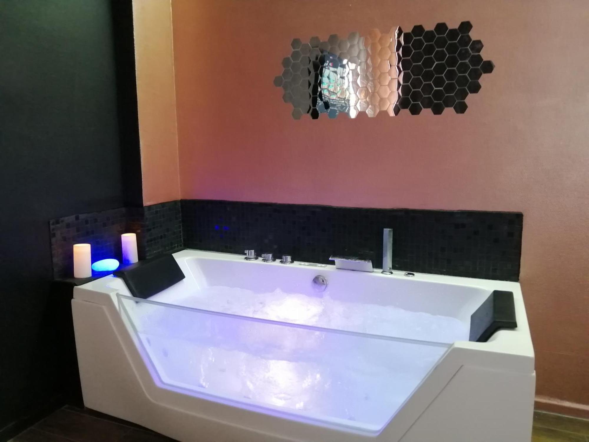 Appartement Avec Balneo Et Sauna Privatif - Le Rose Cuivre 特鲁瓦 外观 照片